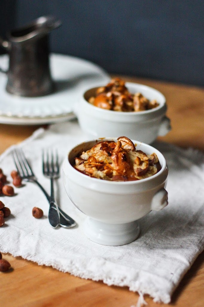 baked French toast with pears Baked French Toast with Pears and Hazelnuts- a delicious fall-inspired brunch recipe. #frenchtoast #bakedfrenchtoast #brunch #pearrecipes #fallrecipes