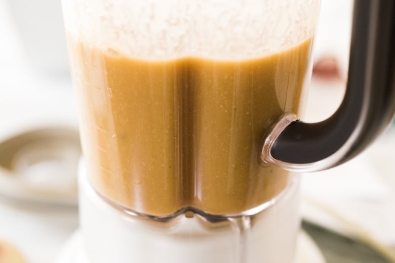 vegan ramen broth blending the vegan ramen broth to make it creamy.