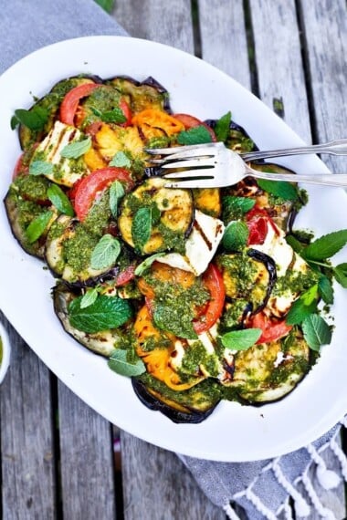 Eggplant Salad with Grilled Halloumi Cheese,Tomatoes & a flavorful Mint Dressing- a delicious summer salad! #eggplantsalad #grilledeggplant #grilledeggplantsalad #halloumi #grilledhalloumi #haloumi