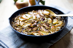 A simple delicious recipe for Baked Stee-cut Oats with apples, pumpkin seeds, flax seeds, spices and maple syrup. Vegan and easy! 