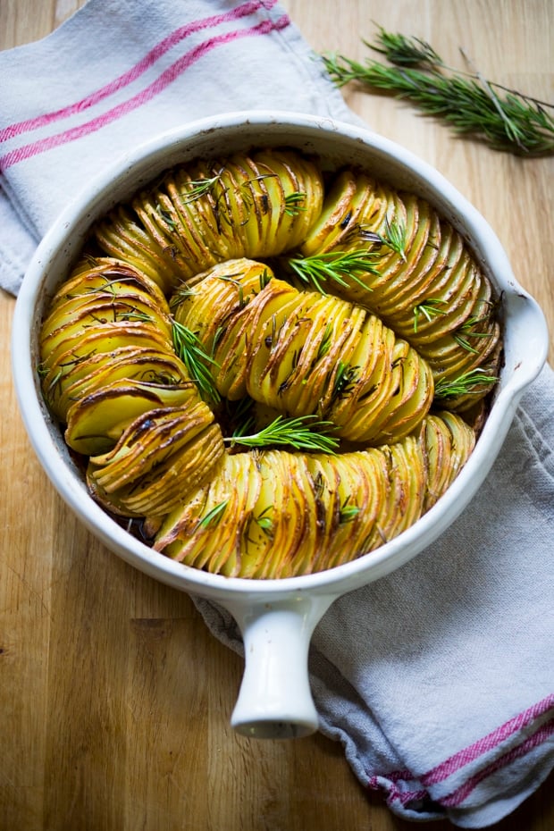 Hasselback Potatoes with Rosemary and Garlic || 20 Vegetarian SIDE DISHES that will turn your dinner into a feast! | www.feastingathome.com