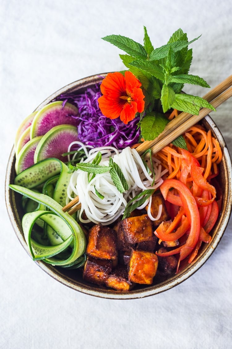 Fllavorful healthy Banh Mi Noodle Bowl (aka Bun Chay) bursts with Vietnamese flavors! Packed FULL of healthy veggies, sriracha tofu, rice noodles & herbs! #banhmi #healthybowl #noodlebowl #bunchay #vegan #veganbowl #banhmibowl #noodles