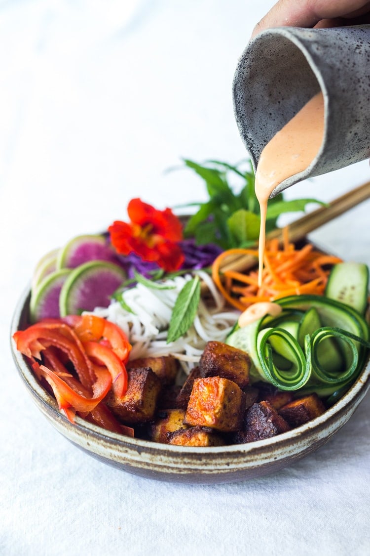 Fllavorful healthy Banh Mi Noodle Bowl (aka Bun Chay) bursts with Vietnamese flavors! Packed FULL of healthy veggies, sriracha tofu, rice noodles & herbs! #banhmi #healthybowl #noodlebowl #bunchay #vegan #veganbowl #banhmibowl #noodles