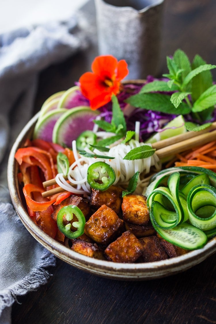 Fllavorful healthy Banh Mi Noodle Bowl (aka Bun Chay) bursts with Vietnamese flavors! Packed FULL of healthy veggies, sriracha tofu, rice noodles & herbs! #banhmi #healthybowl #noodlebowl #bunchay #vegan #veganbowl #banhmibowl #noodles