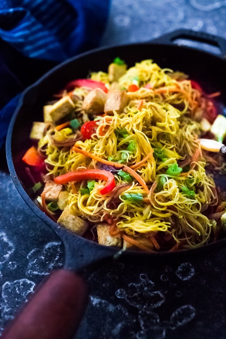 40 Healthy Dinners Ideas| Singapore noodles— stir-fried rice noodles with curry, tofu and vegetables—a Chinese take out menu classic - easy recipe, vegetarian and full of authentic flavor! #meifun #singaporenoodles #currynoodles #chinesenoodles #stirfry #stirfrynoodles #vegetarian #noodles