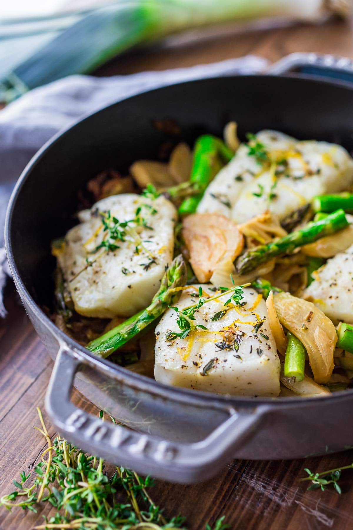 Cod baked with asparagus, lemon and garlic. 