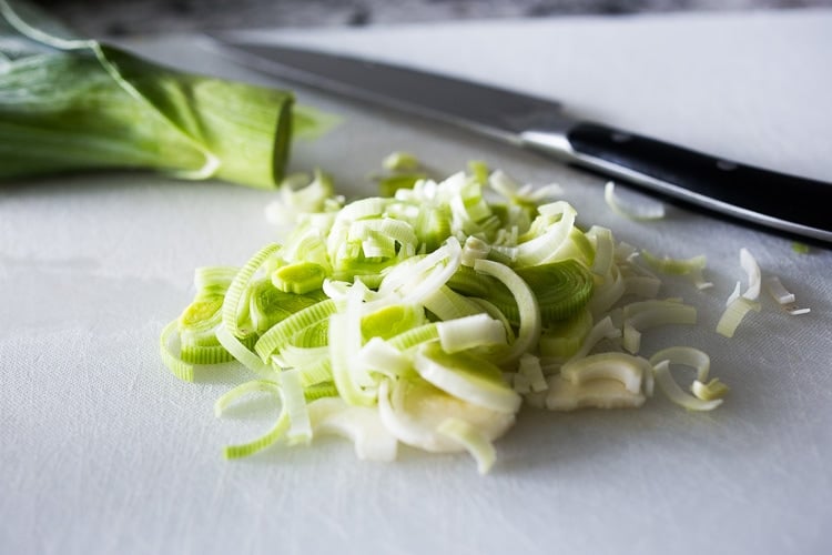 Lemony Leek Dressing - a simple full flavored dressing perfect for roasted veggies and salads. Heathy, vegan & delicious! #leek #leeks #leekvinaigrette #vinaigrette #vegansaladdressing