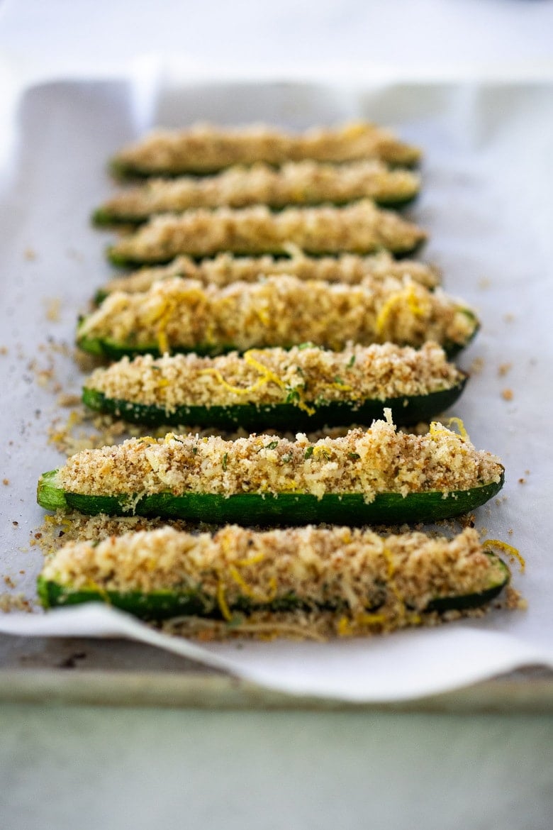 Baked Zucchini with Garlicky Parmesan Bread Crumbs- a simple easy vegetarian side dish that is baked in the oven. | #zucchinirecipes #bakedzucchini #vegetarian #sidedish #healhysidedish
