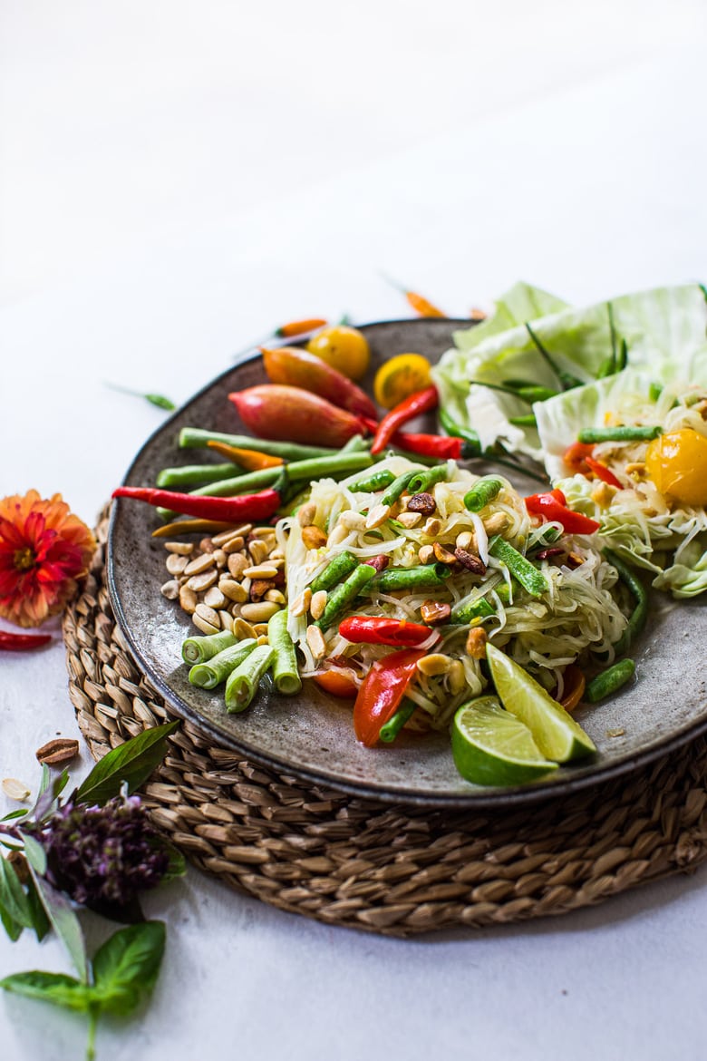 Green Papaya Salad {Bangkok Style!} - a light, healthy and refreshing salad bursting with authentic Thai Flavors! #greenpapayasalad #papayasalad #thaisalad #thaifood #thairecipes