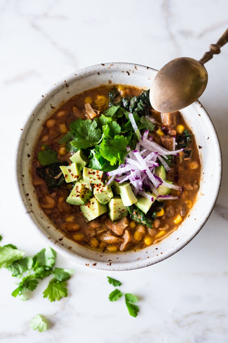 A simple recipe for White Bean Chili with Jackfruit that can be made in an Instant Pot or on the stovetop. Vegan and gluten-free, this fast and easy dinner recipe can be made in 30 minutes! #veganchili #jackfruit #whitebeanchili #vegandinner