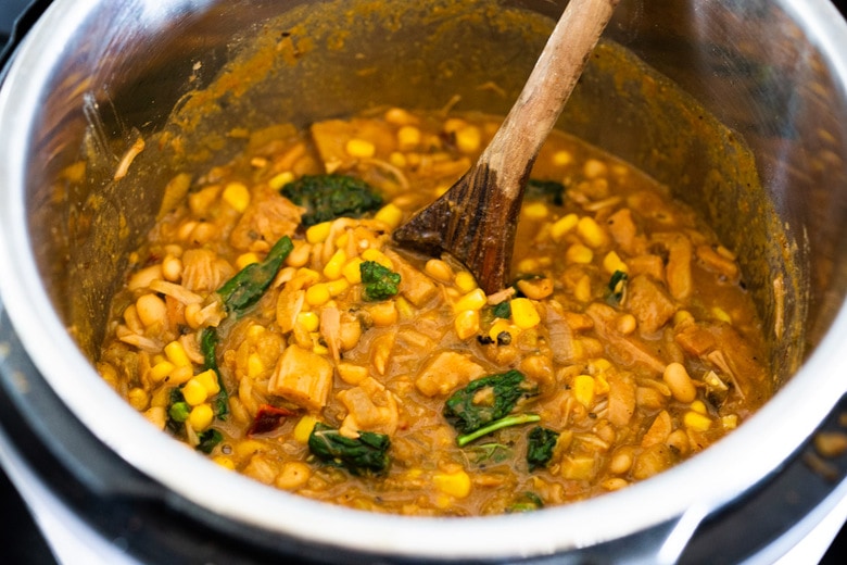 White Bean Chili with Jackfruit - vegan and can be made in an Instant Pot. #verde #veganchili #instantpotchili #jackfruit #jackfruitchili #chiliverde