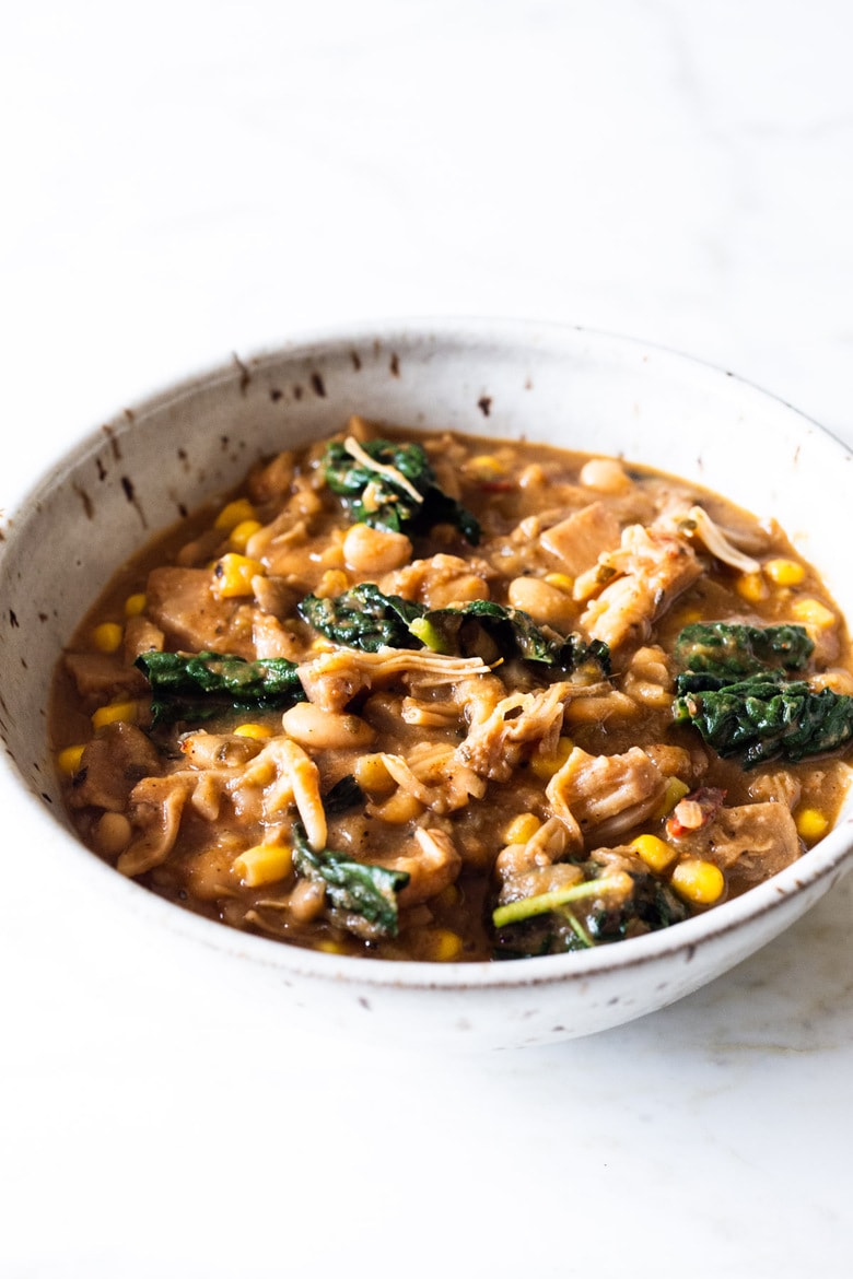 White Bean Chili with Jackfruit - vegan and can be made in an Instant Pot. #verde #veganchili #instantpotchili #jackfruit #jackfruitchili #chiliverde