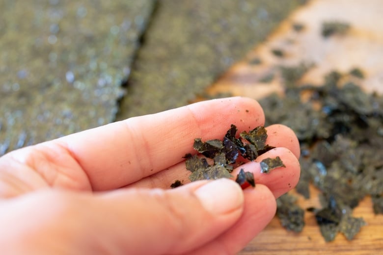 How to make Furikake- a Japanese spice blend made with seaweed, toasted sesame seeds, salt and optional bonito and spices. Use on rice, veggies, fish or avocado toast! Vegan and Gluten-free. #furikake