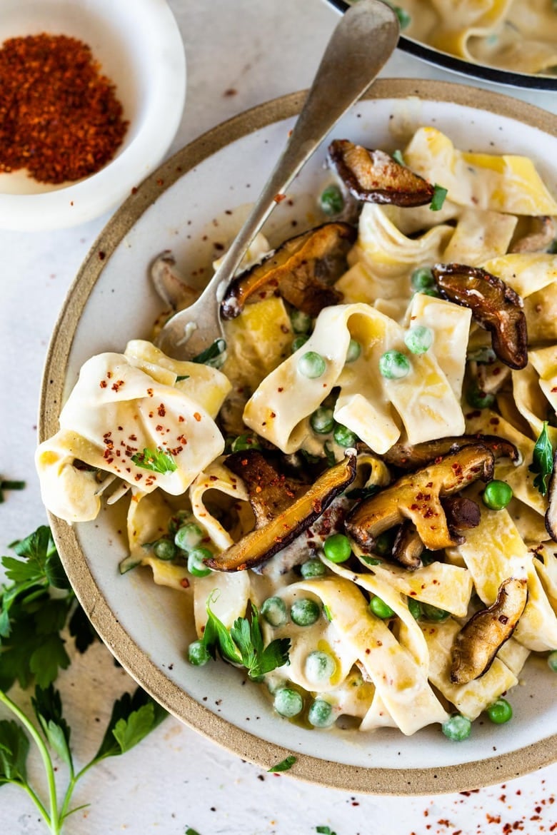 40 Mouthwatering Vegan Recipes 40 Mouthwatering Vegan Dinners and Plant-based Meals! | Vegan Alfredo for two, tossed in a delicious cashew (or hemp) cream, with sauteed mushrooms, Meyer lemon zest and a secret ingredient that gives this extra complexity and depth. Can be made in under 30 minutes! #veganalfredo #veganalfredosauce