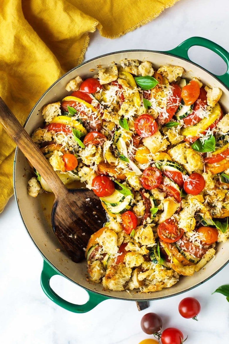 A simple recipe for Tomato Zucchini Gratin with breadcrumbs, parmesan and fresh basil. A quick and easy vegetarian side dish! #gratin #tomatogratin #zucchinigratin 