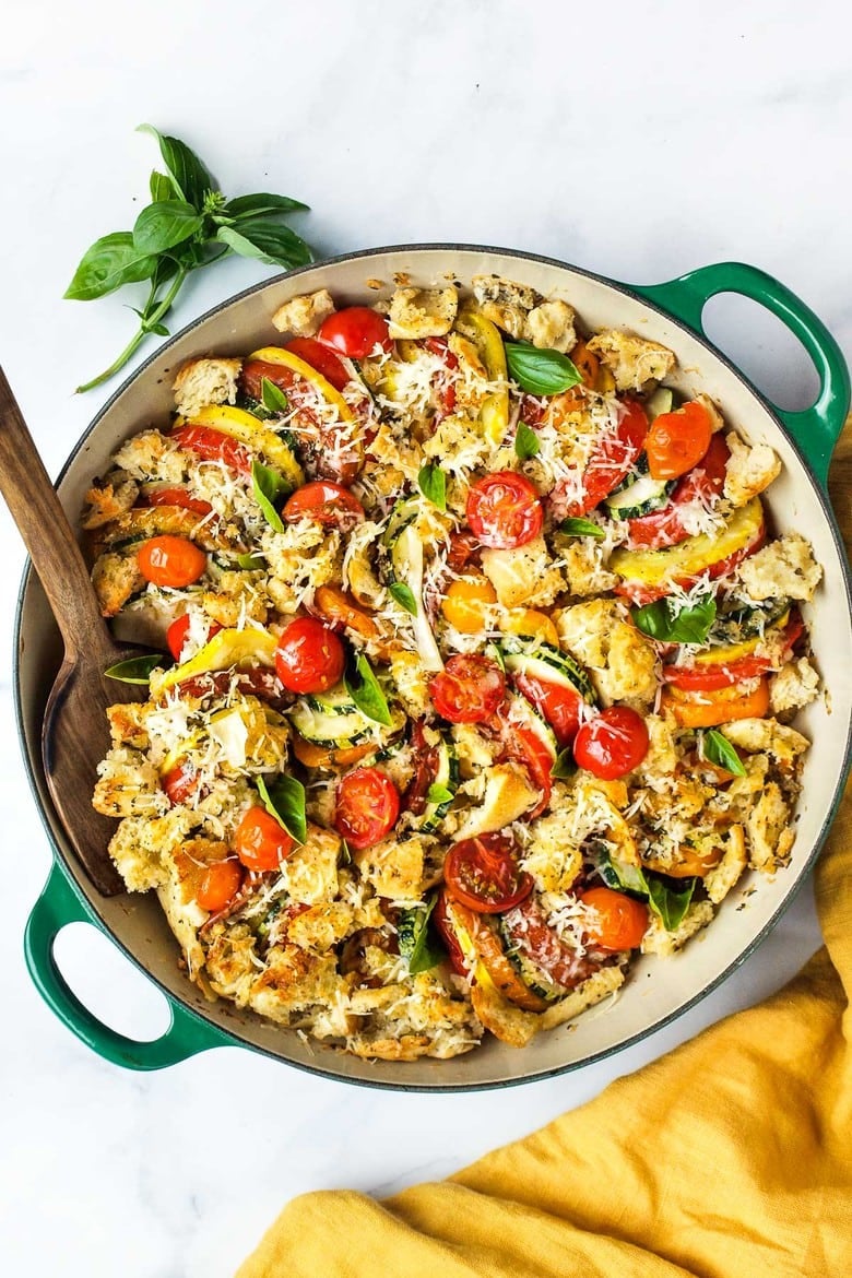 A simple recipe for Tomato Zucchini Gratin with breadcrumbs, parmesan and fresh basil. A quick and easy vegetarian side dish! #gratin #tomatogratin #zucchinigratin 