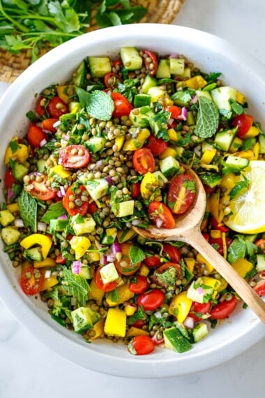 This Mediterranean-inspired lentil salad recipe is bursting with flavor! Cold and refreshing, it's made with simple ingredients in 30 mins!
