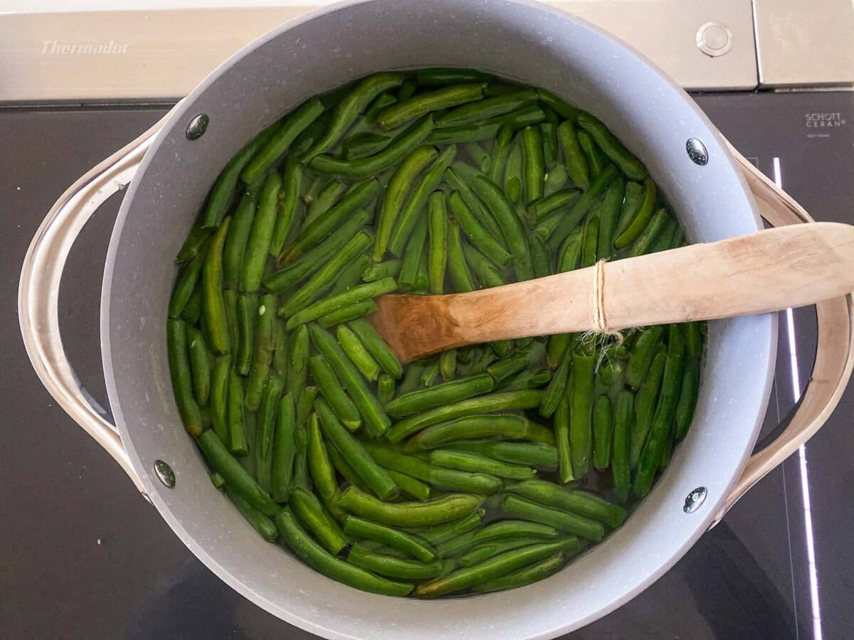 large pot with trimmed fresh green beans in water.