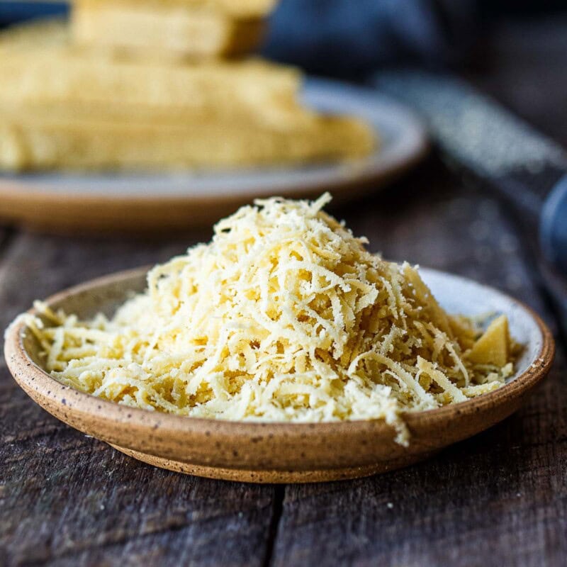 This vegan parmesan is mildly pungent, nut-free, grateable and meltable! Just the thing to enhance vegan pasta, pizza, soup and salads!