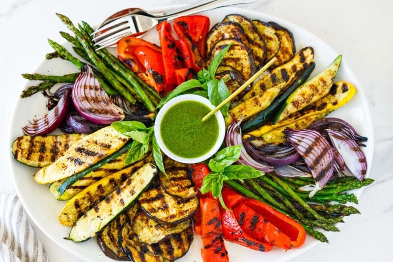 These grilled vegetables are smoky, caramelized, and bursting with summer flavor! Vegan, gluten-free, and unbelievably easy. As a caterer, I’ve made this recipe for hundreds—and it never disappoints. ✨ Bonus tip: Add vinaigrette after grilling to keep them juicy, not soggy.